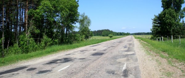 Въпреки скорошните подобрения, пътищата на Латвия все още са сред най-опасните в Европа със 75,4 смъртни случая на милион или 66% над средното за ЕС. 
Тези цифри отчасти се обясняват с лошото качество на пътищата и инфраструктурата, докато колите обикновено са значително по-стари от средното за ЕС. Местните не винаги се носят каски за мотоциклети. В страната времето е много студено и потенциално опасно време през зимата, като зимните гуми са задължителни.